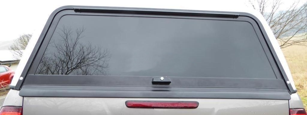 Speciální bezpečností lišta pro zadní okno hardtopu